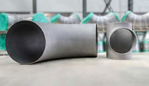 Quali sono le differenze tra i gomiti con filettatura a 90 gradi forgiati e fusi?