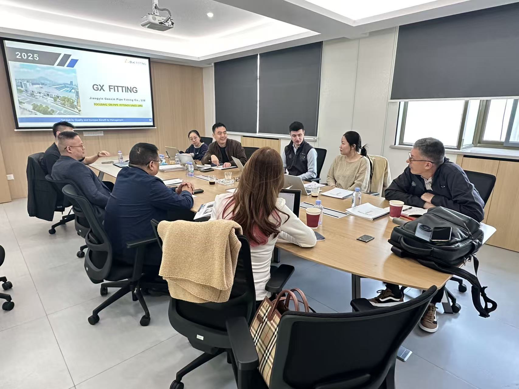 La delegazione dei clienti visita la nostra fabbrica per scambi tecnici e cooperazione